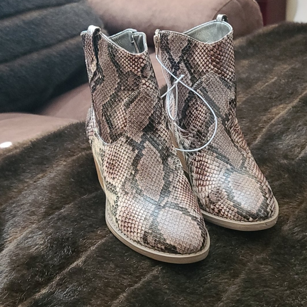 NWT Sanake skin boots